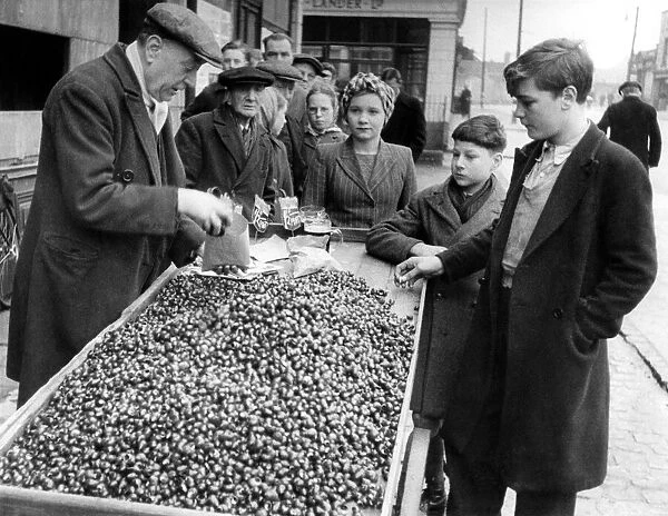 Street-Traders 1946: Queues, even on a Sunday morning. This time for winkles