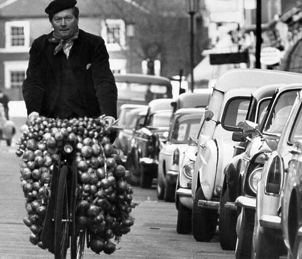 Street Traders: French Onion Seller. January 1967 P004955