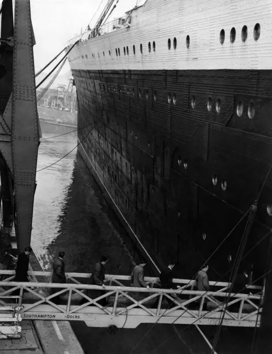 Framed Print : Strikers returning to the Cunard Liner Queen Elizabeth - but she cannot sail until Framed Print : Strikers returning to the Cunard Liner Queen Elizabeth - but she cannot sail until