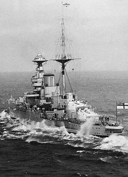 A striking photograph of HMS Queen Elizabeth, full speed ahead for the Mediterranean