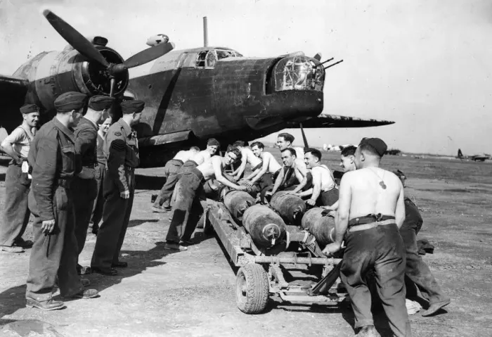 Framed Print : Stripped to the waist, RAF ground crews in North Africa bomb up