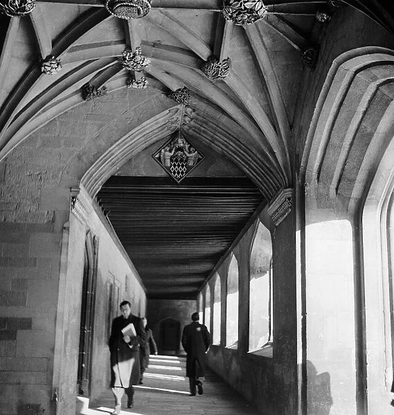 Students and professors walk through the corridors of one of the colleges of Oxford