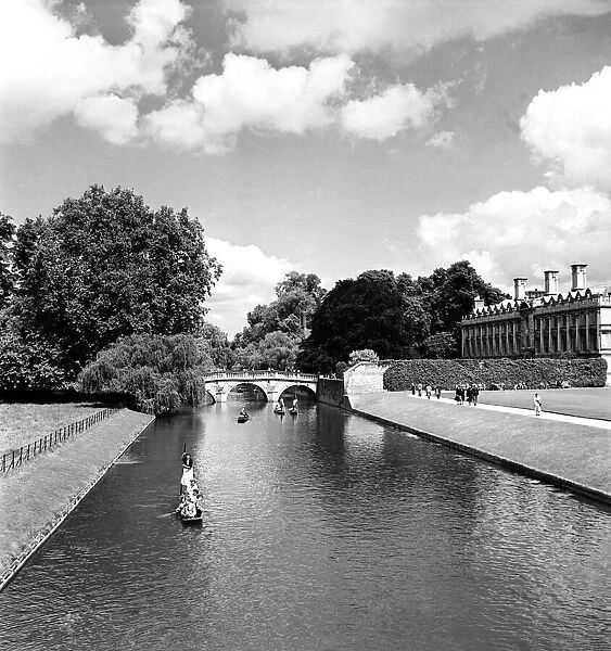 Students punt along the 'The Backs', on the Cam River, Cambridge