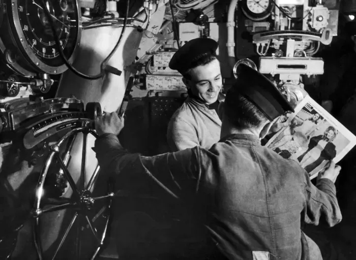 Framed Print : Submariners, pictured reading the Daily Mirrors Good Morning Newspaper