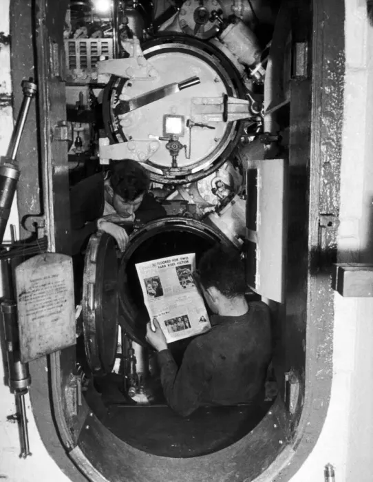 Framed Print : Submariners, pictured reading the Daily Mirrors Good Morning Newspaper Framed Print : Submariners, pictured reading the Daily Mirrors Good Morning Newspaper