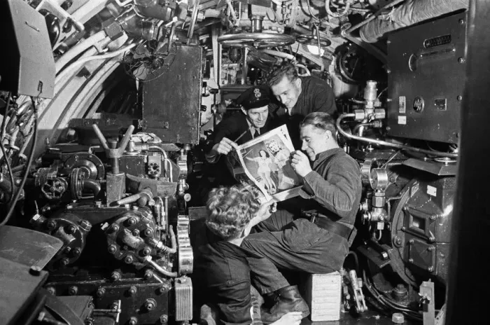 Framed Print : Submariners, pictured reading the Daily Mirrors Good Morning Newspaper Framed Print : Submariners, pictured reading the Daily Mirrors Good Morning Newspaper