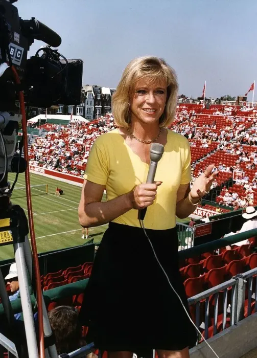 Framed Print : Sue Barker TV Presenter commentating for SKY TV at the Stella Artois tennis tournament