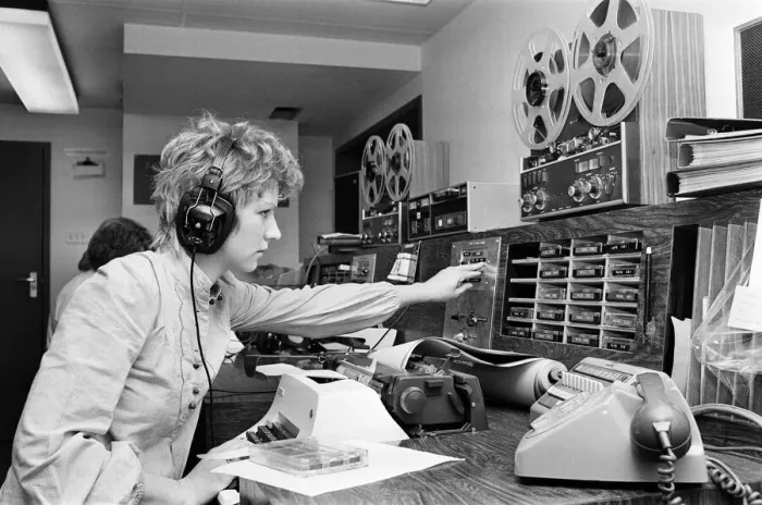Framed Print : Sue Todd, trainee journalist, pictured in Newsroom of BRMB Radio, Birmingham Framed Print : Sue Todd, trainee journalist, pictured in Newsroom of BRMB Radio, Birmingham