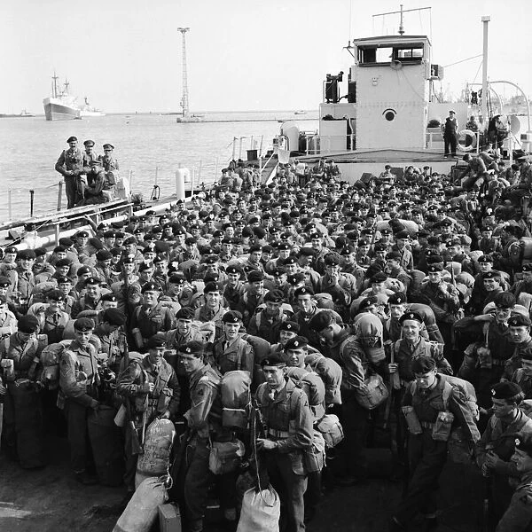 Suez Crisis 1956 850 soldiers of the 1st Bt Royal Fussiliers preparing to embark