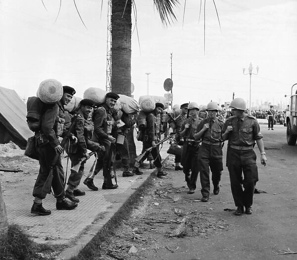 Suez Crisis 1956 850 soldiers of the 1st Bt Royal Fussiliers preparing to embark