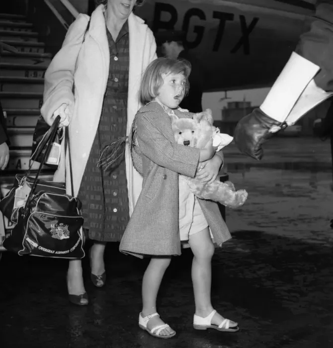 Framed Print : Suez Crisis 1956 British civillians return to a wet United Kingdom after leaving Framed Print : Suez Crisis 1956 British civillians return to a wet United Kingdom after leaving