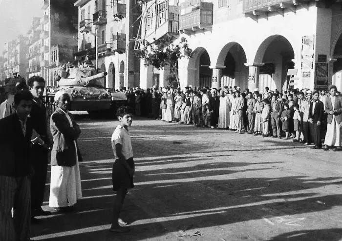 Framed Print : Suez Crisis 1956 British troops enter Port Said (date may be incorrect)