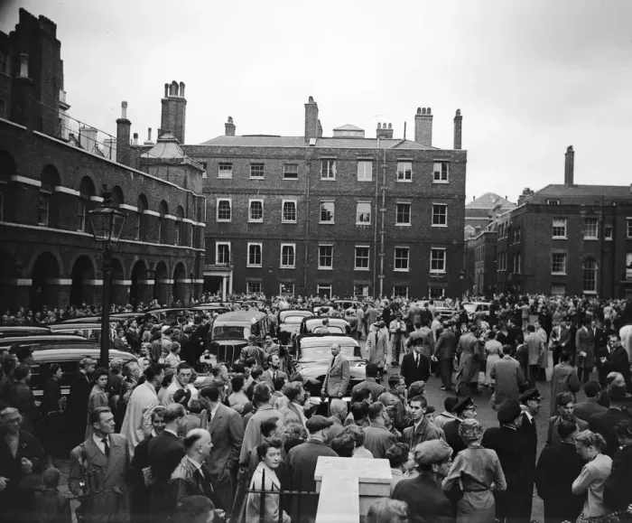 Framed Print : Suez Crisis 1956 Crowds outside Lancaster House during the Suez Conference 16 / 8 / 56 Framed Print : Suez Crisis 1956 Crowds outside Lancaster House during the Suez Conference 16 / 8 / 56