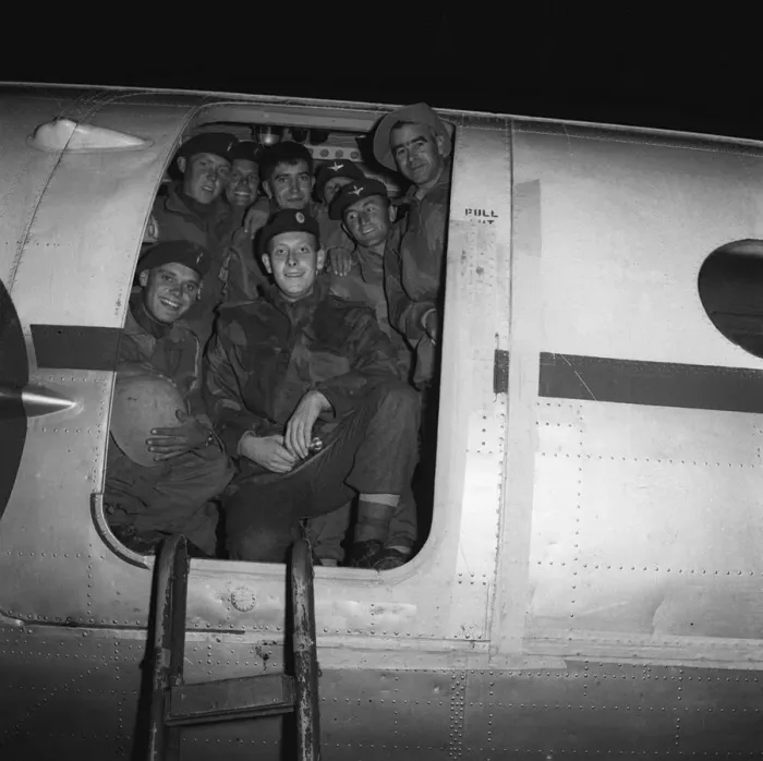 Framed Print : Suez Crisis 1956 Daily Mirror Reporter Peter Woods with British Paratroopers Framed Print : Suez Crisis 1956 Daily Mirror Reporter Peter Woods with British Paratroopers