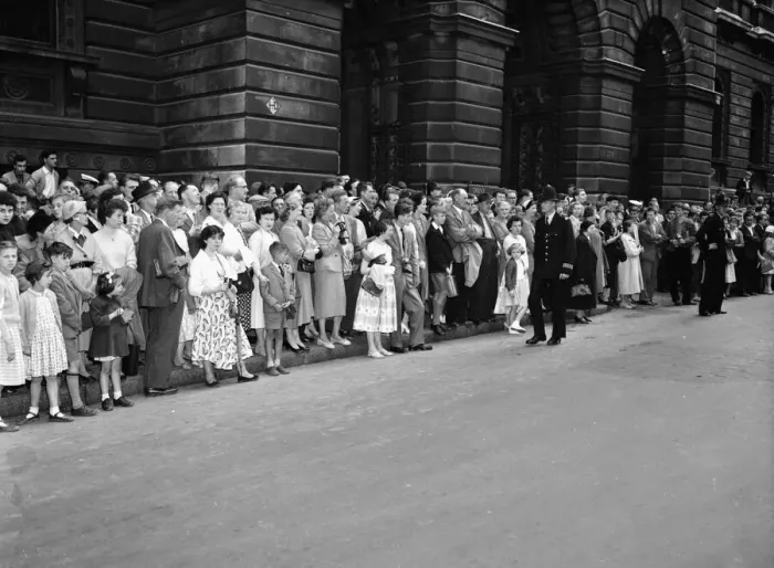 Framed Print : Suez Crisis 1956 Downing Street scenes 8 / 8 / 56 1956-1358-1 / 2 Framed Print : Suez Crisis 1956 Downing Street scenes 8 / 8 / 56 1956-1358-1 / 2