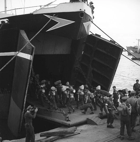 Suez Crisis 1956 The first British troops to leave Port Said under the withdrawal