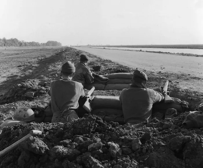 Framed Print : Suez Crisis 1956 The most forward positions of British troops near the Suez Canal Framed Print : Suez Crisis 1956 The most forward positions of British troops near the Suez Canal