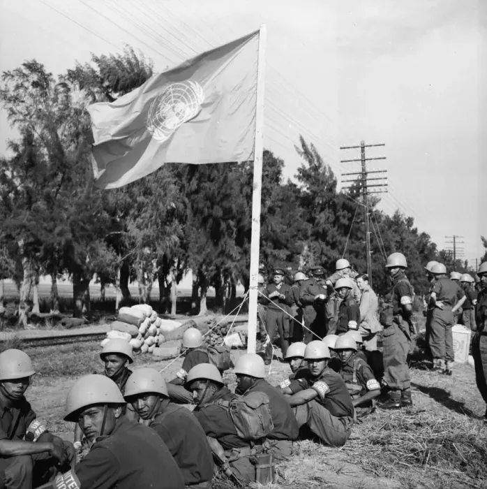 Framed Print : Suez Crisis 1956 Indian paratroops of the Kumoan Rifles arrive at El Cap as part of