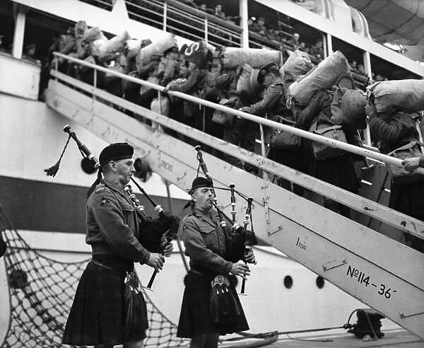 Suez Crisis 1956 Men of the Argyll and Sutherland Highlanders embarking
