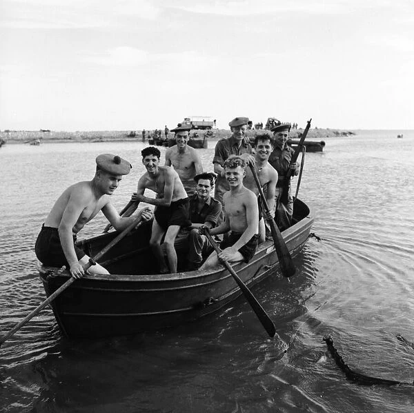 Suez Crisis 1956 Men of the Argyll and Sutherland Highlanders heading out into