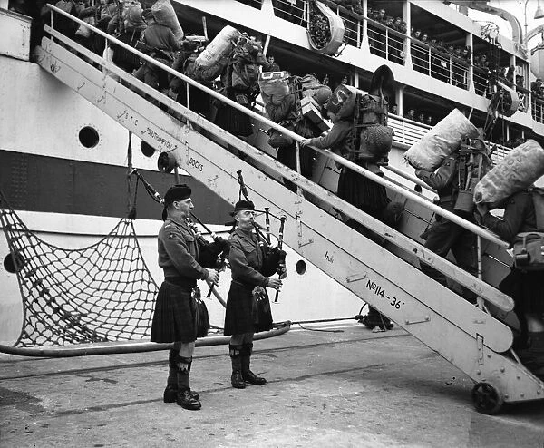 Suez Crisis 1956 Men of the Argyll and Sutherland Highlanders embarking