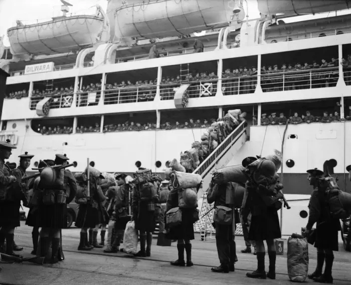 Framed Print : Suez Crisis 1956 Men of the Argyll and Sutherland Highlanders embarking Framed Print : Suez Crisis 1956 Men of the Argyll and Sutherland Highlanders embarking