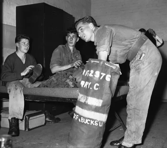 Framed Print : Suez Crisis 1956 Men of the Roal Berkshire Regiment preparing in anticipation of Framed Print : Suez Crisis 1956 Men of the Roal Berkshire Regiment preparing in anticipation of
