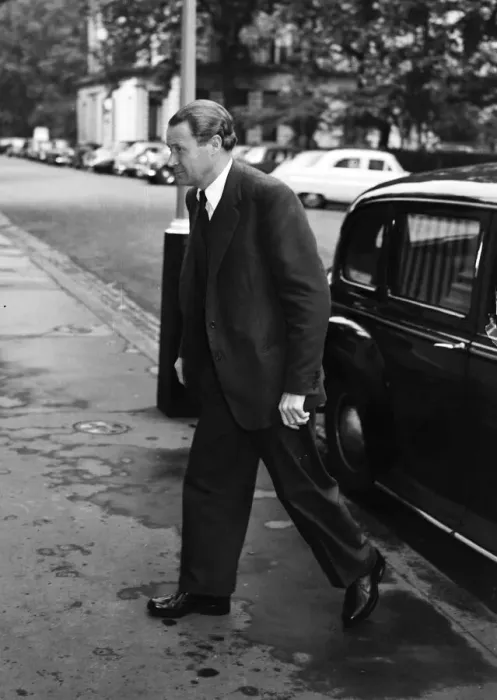 Framed Print : Suez Crisis 1956 Mr D Sandys arriving at No. 1 Carlton Gardens for a conference