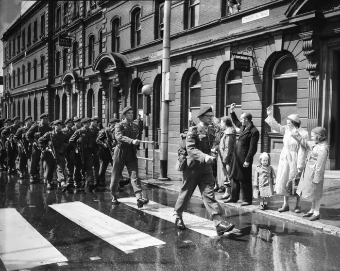 Framed Print : Suez Crisis 1956 Onlookers cheer and wave as men of the 16th Independent Parachute Framed Print : Suez Crisis 1956 Onlookers cheer and wave as men of the 16th Independent Parachute