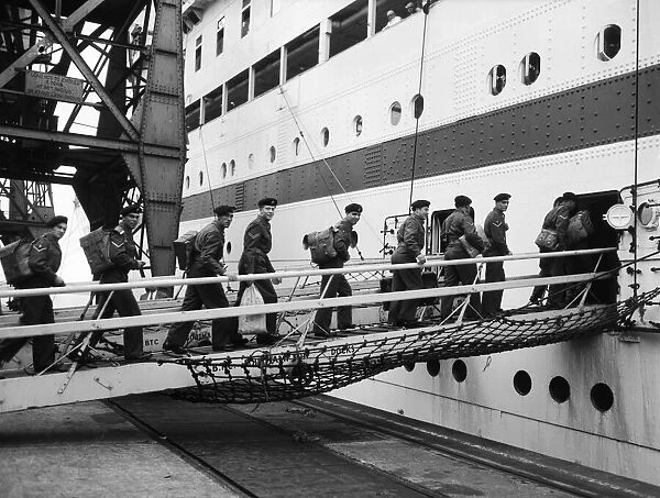 Suez Crisis 1956 Reservist embarking on the troopship Asturias 1956-1719-1  /  3