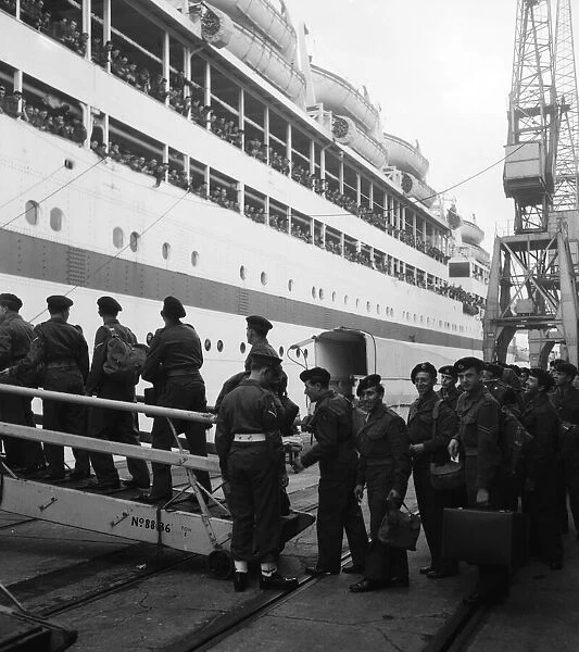 Suez Crisis 1956 Reservists embarking on the troopship Asturias 1956-1719-1  /  3