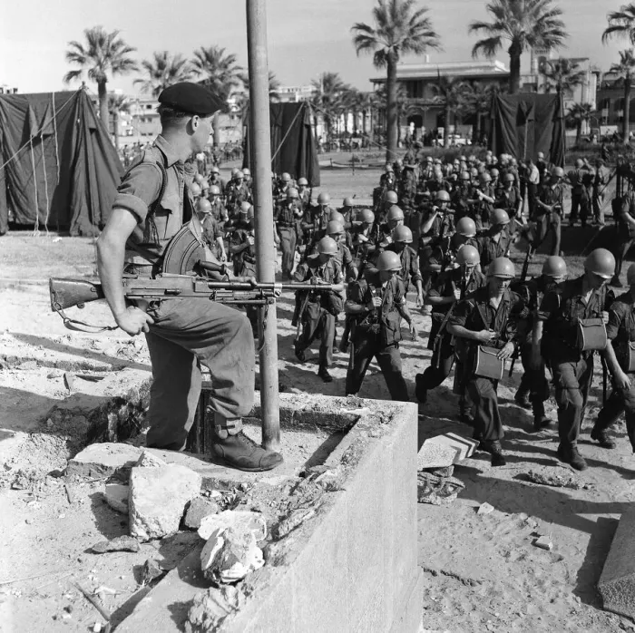 Framed Print : Suez Crisis 1956 Sapper R Griffen of Cardiff stands guard with his Bren gun as