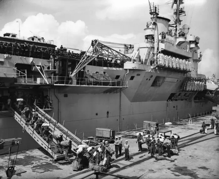 Framed Print : Suez Crisis 1956 Soldiers embarking on the Aircraft Carrier HMS Theseus as it Framed Print : Suez Crisis 1956 Soldiers embarking on the Aircraft Carrier HMS Theseus as it