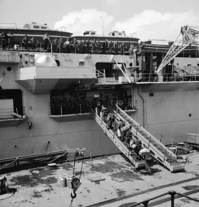 Framed Print : Suez Crisis 1956 Troops embarking for the Middle East 3 / 8 / 56 H7094 Framed Print : Suez Crisis 1956 Troops embarking for the Middle East 3 / 8 / 56 H7094