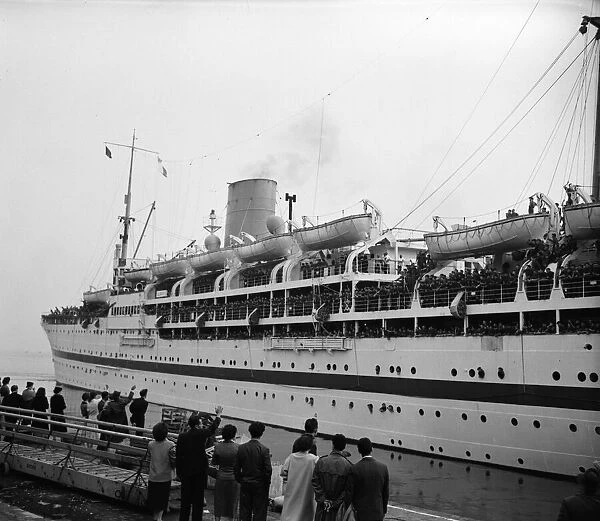 Suez Crisis 1956 The troopship Empire Ken departs for the Mediterranean H7223