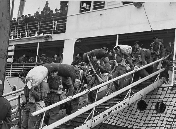 The Suez crisis - Home for Christmas - troops disembarking from the 'Empire Ken'