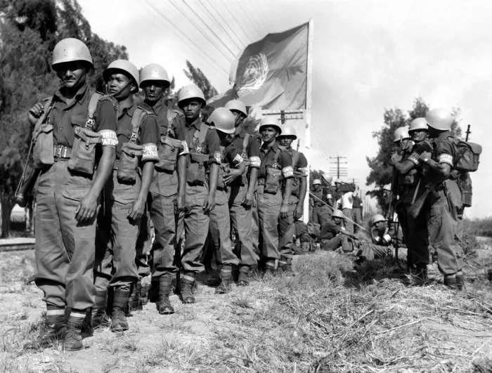 Framed Print : The Suez Crisis war in Egypt, 29th October to 6th November, 1956 - Indian paratroopers