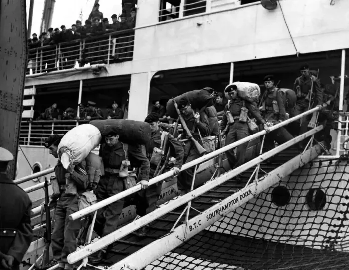 Framed Print : The Suez Crisis war in Egypt, 29th October to 6th November