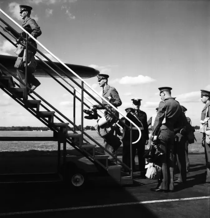 Framed Print : Suez Crsis 1956 Grenadier Guards at Blackbushe airport boarding a Hermes airliner
