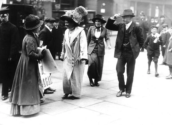 Suffragettes April 1912 Mr & Mrs Pethwick Lawrence pictured leaving Bow Street Police