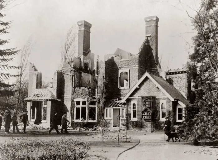 Framed Print : Suffragettes Arson Attack March 1913 Suffragettes fire home of Lady White in