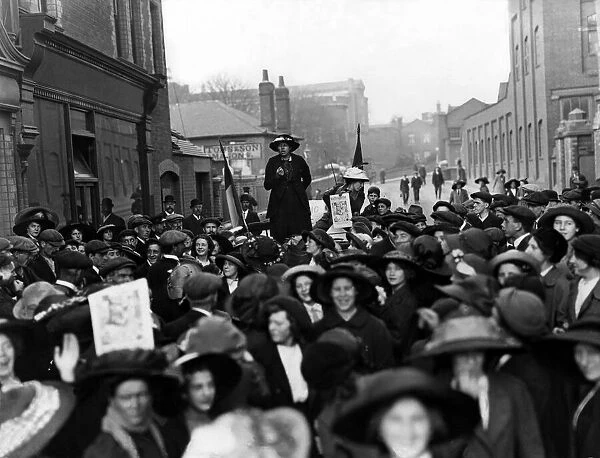Suffragettes campaigning during the Reading By-Election in 1913