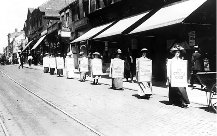 Framed Print : Suffragettes march down Northumberland Street in Newcastle. Circa 1908