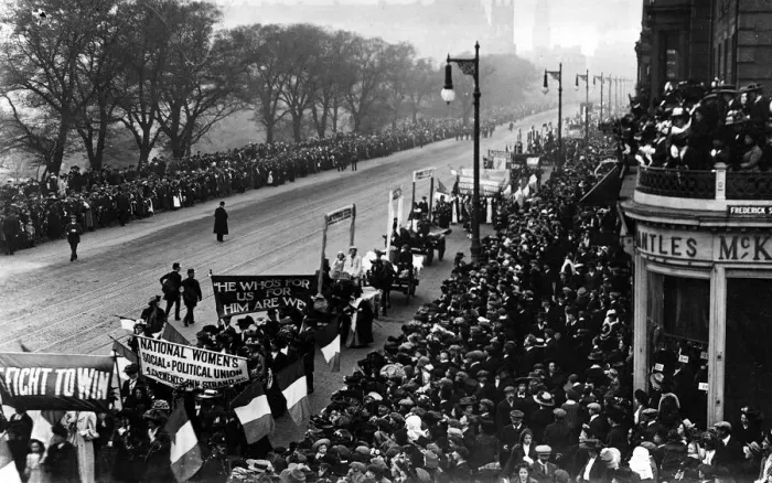 Framed Print : Suffragettes march down Princes Street Edinburgh 1909 led by Flora Drummond Framed Print : Suffragettes march down Princes Street Edinburgh 1909 led by Flora Drummond