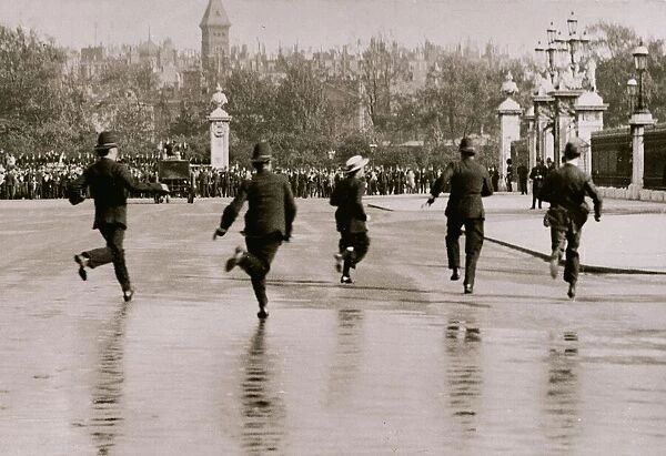 Suffragettes Raid Buckingham Palace London May 1914 Suffragettes try to present a