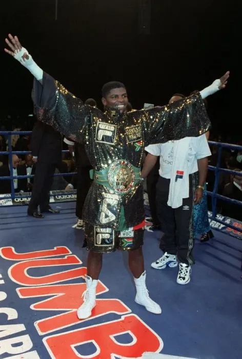 Framed Print : Sugar Boy Malinga Boxing December 97 In ring holding up arms after winning Framed Print : Sugar Boy Malinga Boxing December 97 In ring holding up arms after winning