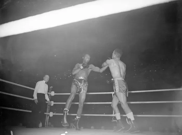 Framed Print : Sugar Ray Robinson v Randy Turpin, Boxing, World Middleweight Title Fight at Earls Court Framed Print : Sugar Ray Robinson v Randy Turpin, Boxing, World Middleweight Title Fight at Earls Court