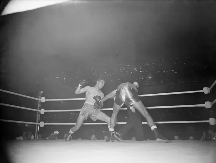 Framed Print : Sugar Ray Robinson v Randy Turpin, Boxing, World Middleweight Title Fight at Earls Court Framed Print : Sugar Ray Robinson v Randy Turpin, Boxing, World Middleweight Title Fight at Earls Court