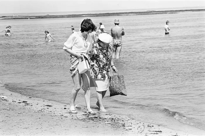 Framed Print : Summer Weather Beach Scenes, Teesside, August 1976 Framed Print : Summer Weather Beach Scenes, Teesside, August 1976