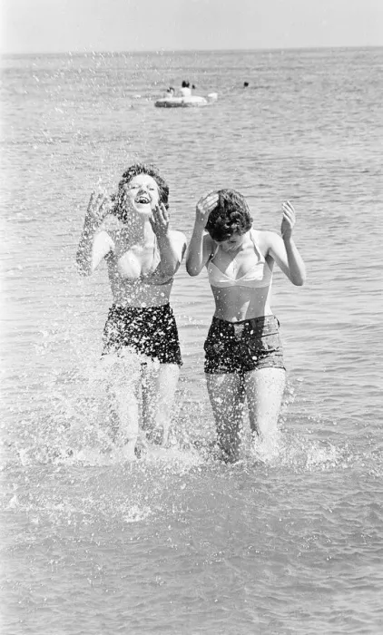 Framed Print : Summer Weather Beach Scenes, Teesside, August 1976 Framed Print : Summer Weather Beach Scenes, Teesside, August 1976